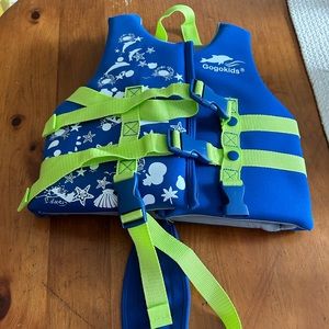 Gogo size large for kids life jacket.